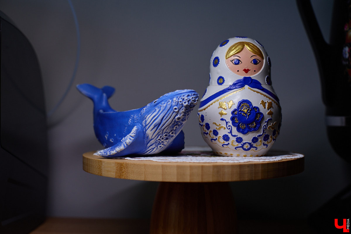 Интерес к своим корням — веяние последнего времени. Мастерица Анастасия Воробьёва знает об этом не понаслышке, ведь уже пять лет занимается свечками в тематике а-ля рюс. В ее руках воск и гипс принимают формы деревенских печей, матрешек, неваляшек и даже самоваров. «Ключ-Медиа» заглянул в мастерскую к девушке, чтобы лично увидеть, как создаются произведения искусства в стиле slavic core.