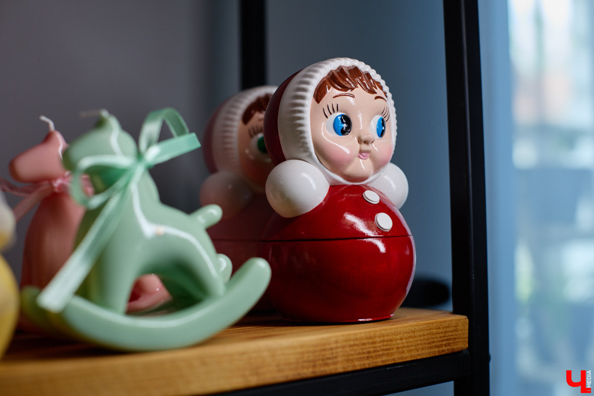 Интерес к своим корням — веяние последнего времени. Мастерица Анастасия Воробьёва знает об этом не понаслышке, ведь уже пять лет занимается свечками в тематике а-ля рюс. В ее руках воск и гипс принимают формы деревенских печей, матрешек, неваляшек и даже самоваров. «Ключ-Медиа» заглянул в мастерскую к девушке, чтобы лично увидеть, как создаются произведения искусства в стиле slavic core.