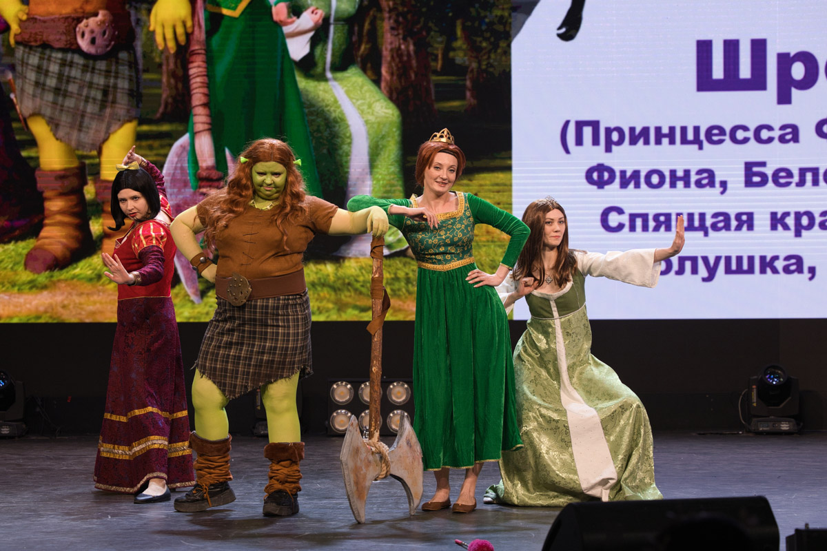 Чтобы стать настоящей принцессой, не обязательно родиться в королевской семье и проводить юность в замке под охраной дракона. Жительница Коврова Екатерина Калинина доказала это на своем примере. Девушка со своей командой одержала победу на знаменитом косплей-фестивале «Тогучи» в Москве 10 мая, где она предстала в образе принцессы Фионы из мультфильма «Шрек».