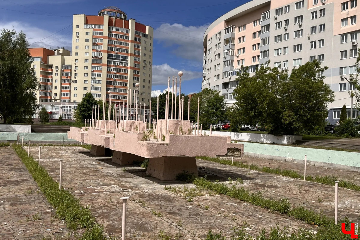 Сезон фонтанов во Владимире стартовал, правда, с потерями. Одно гидротехническое сооружение закрыли на реконструкцию, второе полностью демонтировали, а третье не работает уже несколько лет. «Ключ-Медиа» разобрался, какие фонтаны включили, а что вовсе не будет работать.