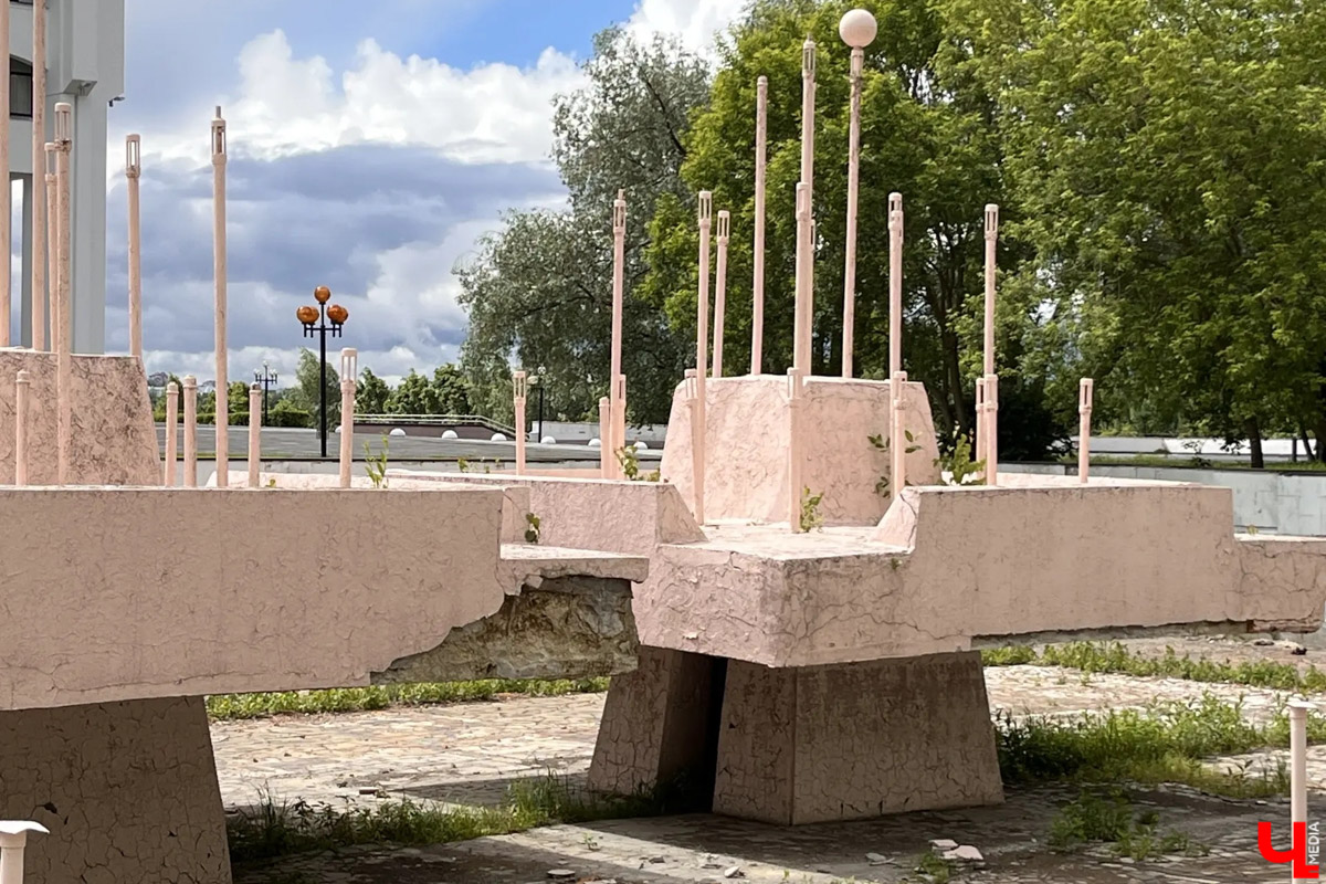 Сезон фонтанов во Владимире стартовал, правда, с потерями. Одно гидротехническое сооружение закрыли на реконструкцию, второе полностью демонтировали, а третье не работает уже несколько лет. «Ключ-Медиа» разобрался, какие фонтаны включили, а что вовсе не будет работать.