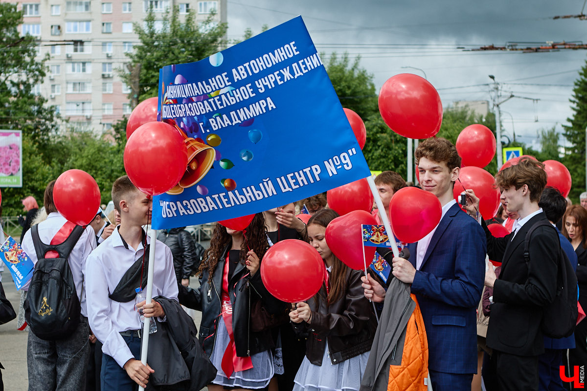 В Центральном городском парке Владимира прошло торжественное шествие выпускников. Последний звонок прозвучал для 1580 одиннадцатиклассников города. В этом году школьники снова поддержали тренд на советскую форму: большинство девушек пришли на праздник в ретроплатьях и кружевных фартуках, однако без кастомизации не обошлось. Об экспериментах с нарядами и планах на будущее узнал «Ключ-Медиа».