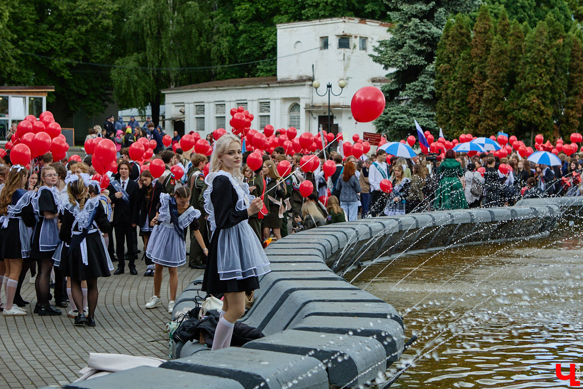 В Центральном городском парке Владимира прошло торжественное шествие выпускников. Последний звонок прозвучал для 1580 одиннадцатиклассников города. В этом году школьники снова поддержали тренд на советскую форму: большинство девушек пришли на праздник в ретроплатьях и кружевных фартуках, однако без кастомизации не обошлось. Об экспериментах с нарядами и планах на будущее узнал «Ключ-Медиа».