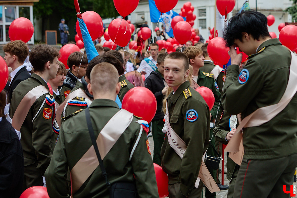В Центральном городском парке Владимира прошло торжественное шествие выпускников. Последний звонок прозвучал для 1580 одиннадцатиклассников города. В этом году школьники снова поддержали тренд на советскую форму: большинство девушек пришли на праздник в ретроплатьях и кружевных фартуках, однако без кастомизации не обошлось. Об экспериментах с нарядами и планах на будущее узнал «Ключ-Медиа».