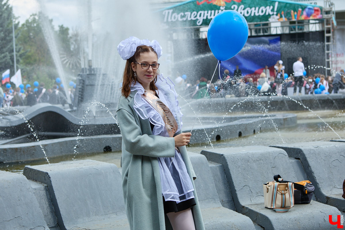 В Центральном городском парке Владимира прошло торжественное шествие выпускников. Последний звонок прозвучал для 1580 одиннадцатиклассников города. В этом году школьники снова поддержали тренд на советскую форму: большинство девушек пришли на праздник в ретроплатьях и кружевных фартуках, однако без кастомизации не обошлось. Об экспериментах с нарядами и планах на будущее узнал «Ключ-Медиа».