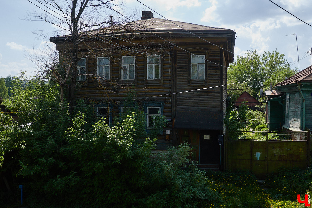 Мы продолжаем свое путешествие по берегам некогда полноводной реки в историческом центре Владимира. На прошлой неделе экскурсовод Галина Кошевец показала нам «утерянную Венецию» с правого края Лыбеди, сегодня поднимемся на холмы и прогуляемся по противоположной стороне. А заодно узнаем, где на Гороховой домик дамы с собачками и почему местные дети именовали Сакко и Ванцетти «улицей карандашей».