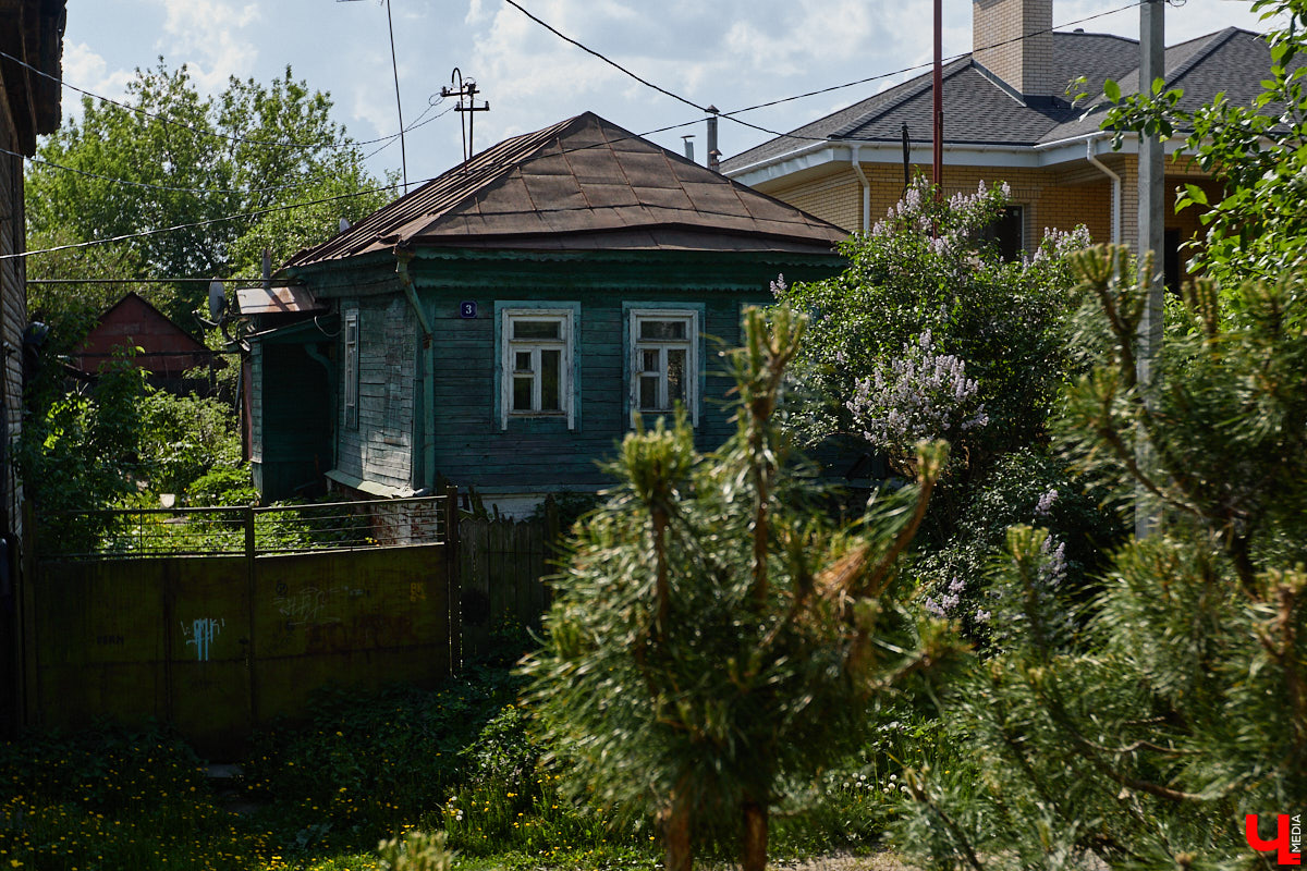 Мы продолжаем свое путешествие по берегам некогда полноводной реки в историческом центре Владимира. На прошлой неделе экскурсовод Галина Кошевец показала нам «утерянную Венецию» с правого края Лыбеди, сегодня поднимемся на холмы и прогуляемся по противоположной стороне. А заодно узнаем, где на Гороховой домик дамы с собачками и почему местные дети именовали Сакко и Ванцетти «улицей карандашей».