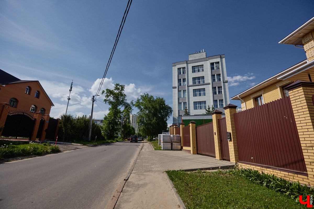 Мы продолжаем свое путешествие по берегам некогда полноводной реки в историческом центре Владимира. На прошлой неделе экскурсовод Галина Кошевец показала нам «утерянную Венецию» с правого края Лыбеди, сегодня поднимемся на холмы и прогуляемся по противоположной стороне. А заодно узнаем, где на Гороховой домик дамы с собачками и почему местные дети именовали Сакко и Ванцетти «улицей карандашей».