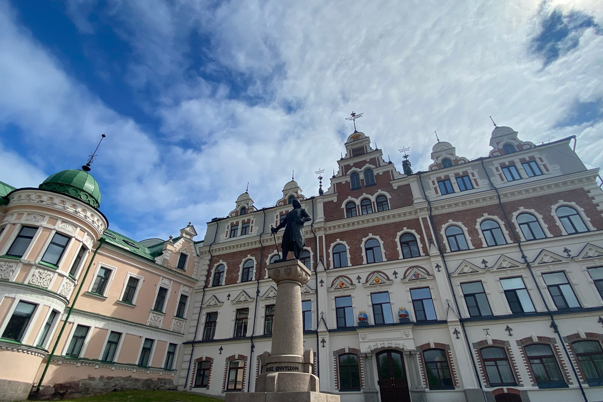 Летом Санкт-Петербург превращается в одно из самых популярных направлений. Советуем также доехать до соседнего Выборга. Уложитесь в один день, а ярких эмоций получите на год вперед. Там можно окунуться в атмосферу средневековой Европы, примерить настоящие рыцарские латы и изящные дамские платья, узнать о шведской истории города и полюбоваться на старинную застройку с головокружительной высоты башни Олафа.