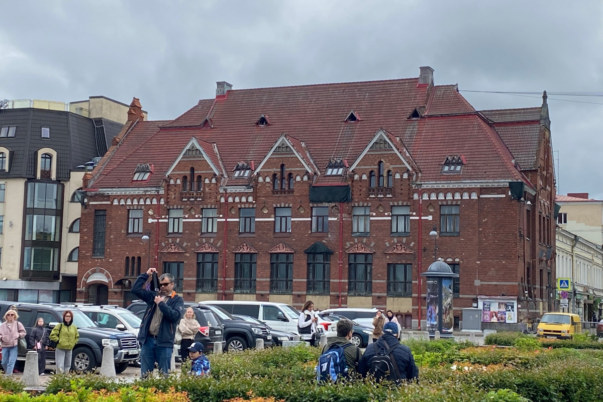 Летом Санкт-Петербург превращается в одно из самых популярных направлений. Советуем также доехать до соседнего Выборга. Уложитесь в один день, а ярких эмоций получите на год вперед. Там можно окунуться в атмосферу средневековой Европы, примерить настоящие рыцарские латы и изящные дамские платья, узнать о шведской истории города и полюбоваться на старинную застройку с головокружительной высоты башни Олафа.