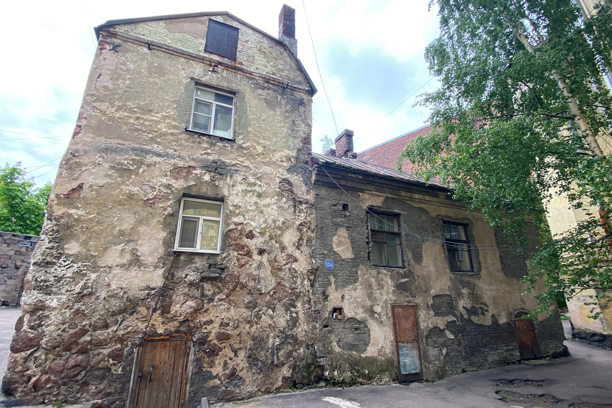 Летом Санкт-Петербург превращается в одно из самых популярных направлений. Советуем также доехать до соседнего Выборга. Уложитесь в один день, а ярких эмоций получите на год вперед. Там можно окунуться в атмосферу средневековой Европы, примерить настоящие рыцарские латы и изящные дамские платья, узнать о шведской истории города и полюбоваться на старинную застройку с головокружительной высоты башни Олафа.