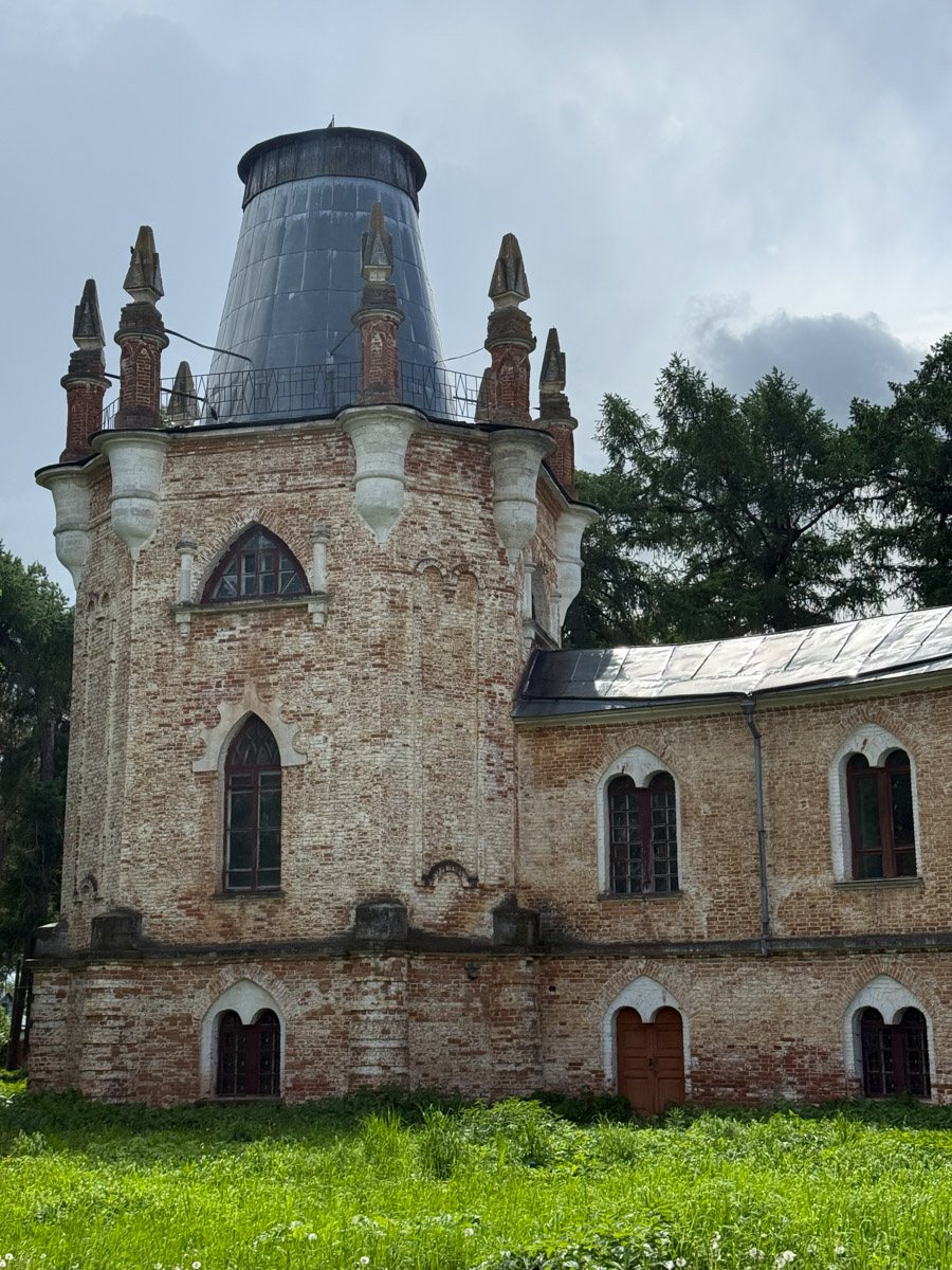Летом этого года в разрушающемся замке родового имения Оболенских пройдет необычный иммерсивный фестиваль «Цветы в усадьбе». Действо продлится 10 дней — с 24 июля по 2 августа. Таким образом организаторы проекта хотят привлечь внимание к забытому дворцу с «башнями-свечами».