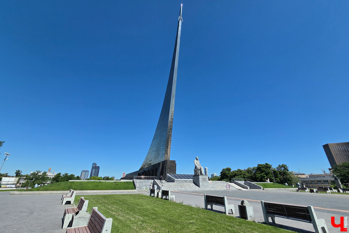 Пока москвичи стараются выбраться на каникулы в тихий, провинциальный Суздаль, владимирцы стремятся воочию лицезреть красоты Первопрестольной. Ведь где, как не в Москве, всегда найдутся новые локации для изучения? Взять, к примеру, ВДНХ. Кажется, там можно бродить бесконечно. Чему мы и посвятили летние выходные. Впрочем, побывать за пару дней успели не только на Выставке достижений народного хозяйства.