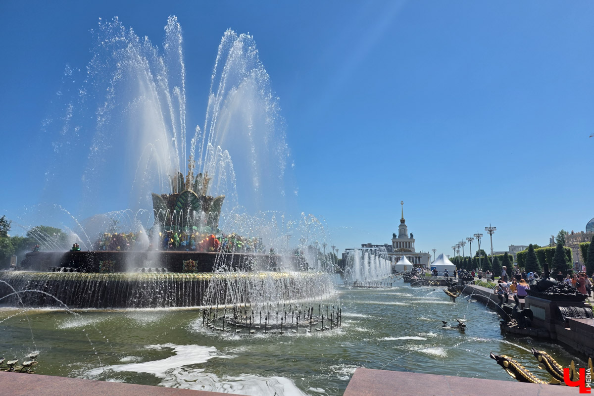 Пока москвичи стараются выбраться на каникулы в тихий, провинциальный Суздаль, владимирцы стремятся воочию лицезреть красоты Первопрестольной. Ведь где, как не в Москве, всегда найдутся новые локации для изучения? Взять, к примеру, ВДНХ. Кажется, там можно бродить бесконечно. Чему мы и посвятили летние выходные. Впрочем, побывать за пару дней успели не только на Выставке достижений народного хозяйства.