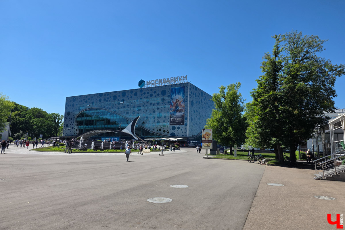 Пока москвичи стараются выбраться на каникулы в тихий, провинциальный Суздаль, владимирцы стремятся воочию лицезреть красоты Первопрестольной. Ведь где, как не в Москве, всегда найдутся новые локации для изучения? Взять, к примеру, ВДНХ. Кажется, там можно бродить бесконечно. Чему мы и посвятили летние выходные. Впрочем, побывать за пару дней успели не только на Выставке достижений народного хозяйства.