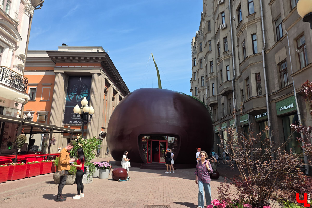 Пока москвичи стараются выбраться на каникулы в тихий, провинциальный Суздаль, владимирцы стремятся воочию лицезреть красоты Первопрестольной. Ведь где, как не в Москве, всегда найдутся новые локации для изучения? Взять, к примеру, ВДНХ. Кажется, там можно бродить бесконечно. Чему мы и посвятили летние выходные. Впрочем, побывать за пару дней успели не только на Выставке достижений народного хозяйства.