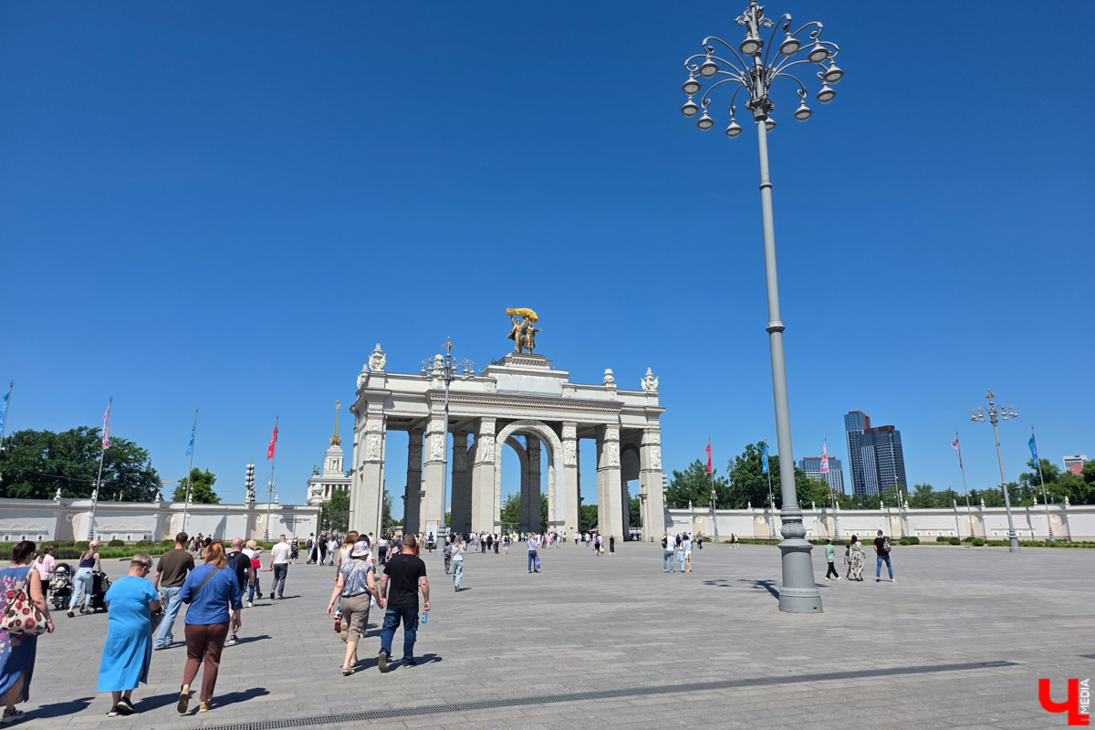 Пока москвичи стараются выбраться на каникулы в тихий, провинциальный Суздаль, владимирцы стремятся воочию лицезреть красоты Первопрестольной. Ведь где, как не в Москве, всегда найдутся новые локации для изучения? Взять, к примеру, ВДНХ. Кажется, там можно бродить бесконечно. Чему мы и посвятили летние выходные. Впрочем, побывать за пару дней успели не только на Выставке достижений народного хозяйства.