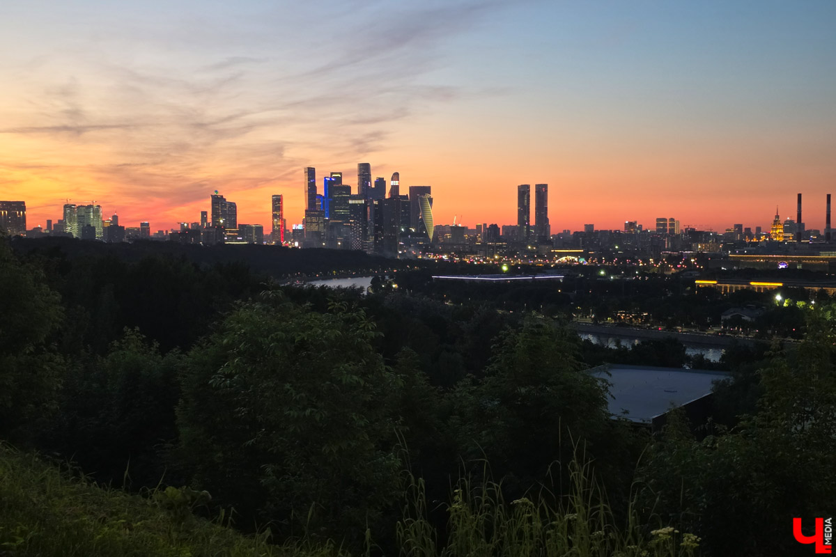 Пока москвичи стараются выбраться на каникулы в тихий, провинциальный Суздаль, владимирцы стремятся воочию лицезреть красоты Первопрестольной. Ведь где, как не в Москве, всегда найдутся новые локации для изучения? Взять, к примеру, ВДНХ. Кажется, там можно бродить бесконечно. Чему мы и посвятили летние выходные. Впрочем, побывать за пару дней успели не только на Выставке достижений народного хозяйства.