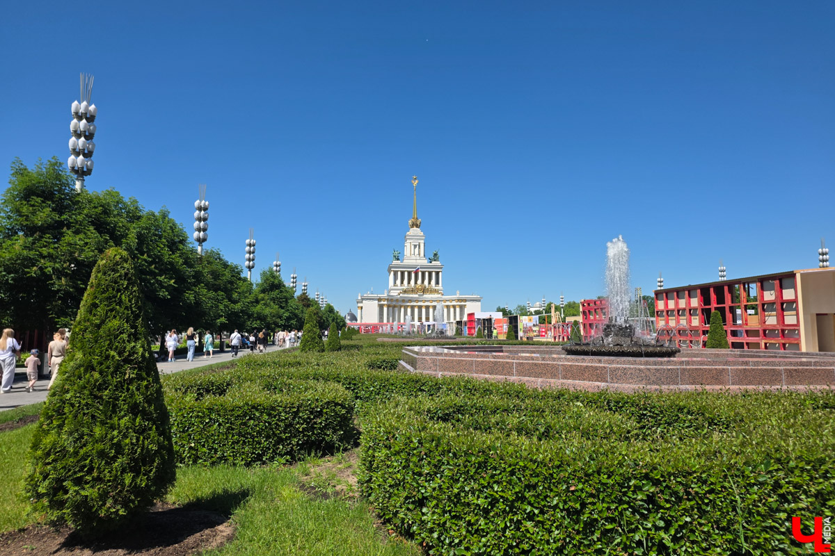Пока москвичи стараются выбраться на каникулы в тихий, провинциальный Суздаль, владимирцы стремятся воочию лицезреть красоты Первопрестольной. Ведь где, как не в Москве, всегда найдутся новые локации для изучения? Взять, к примеру, ВДНХ. Кажется, там можно бродить бесконечно. Чему мы и посвятили летние выходные. Впрочем, побывать за пару дней успели не только на Выставке достижений народного хозяйства.