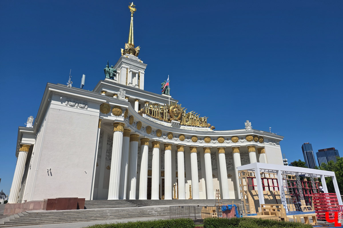Пока москвичи стараются выбраться на каникулы в тихий, провинциальный Суздаль, владимирцы стремятся воочию лицезреть красоты Первопрестольной. Ведь где, как не в Москве, всегда найдутся новые локации для изучения? Взять, к примеру, ВДНХ. Кажется, там можно бродить бесконечно. Чему мы и посвятили летние выходные. Впрочем, побывать за пару дней успели не только на Выставке достижений народного хозяйства.