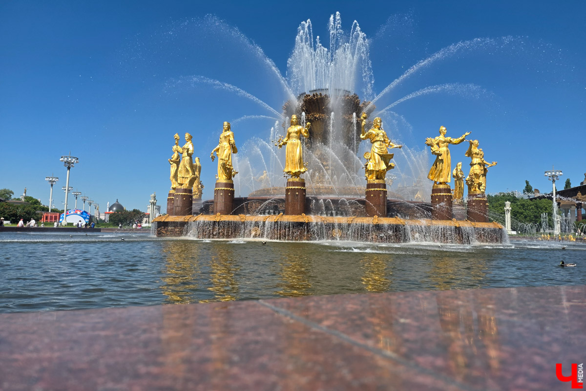 Пока москвичи стараются выбраться на каникулы в тихий, провинциальный Суздаль, владимирцы стремятся воочию лицезреть красоты Первопрестольной. Ведь где, как не в Москве, всегда найдутся новые локации для изучения? Взять, к примеру, ВДНХ. Кажется, там можно бродить бесконечно. Чему мы и посвятили летние выходные. Впрочем, побывать за пару дней успели не только на Выставке достижений народного хозяйства.