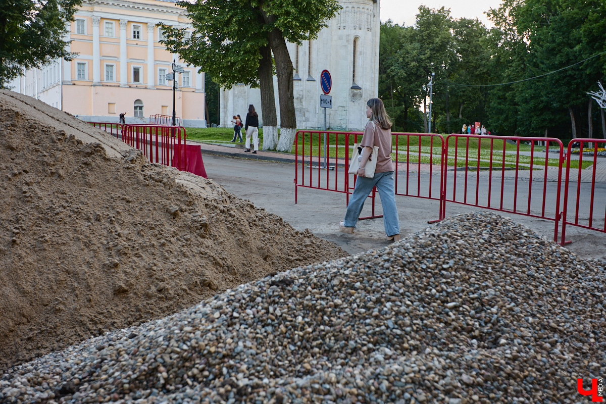 Столица 33-го региона запустила процесс «улучшайзинга» на максимум. Ремонтные работы, кажется, ведутся повсюду. Под замес попали фонтаны, смотровые площадки и памятники. Железные ограды, фасадные сетки и строительные леса явно не добавляют туристической точке лоска. Разве так радушные хозяева встречают гостей? Проведем эксперимент и пройдемся по любимым улочкам, взглянув на «железный Владимир» глазами приезжих.