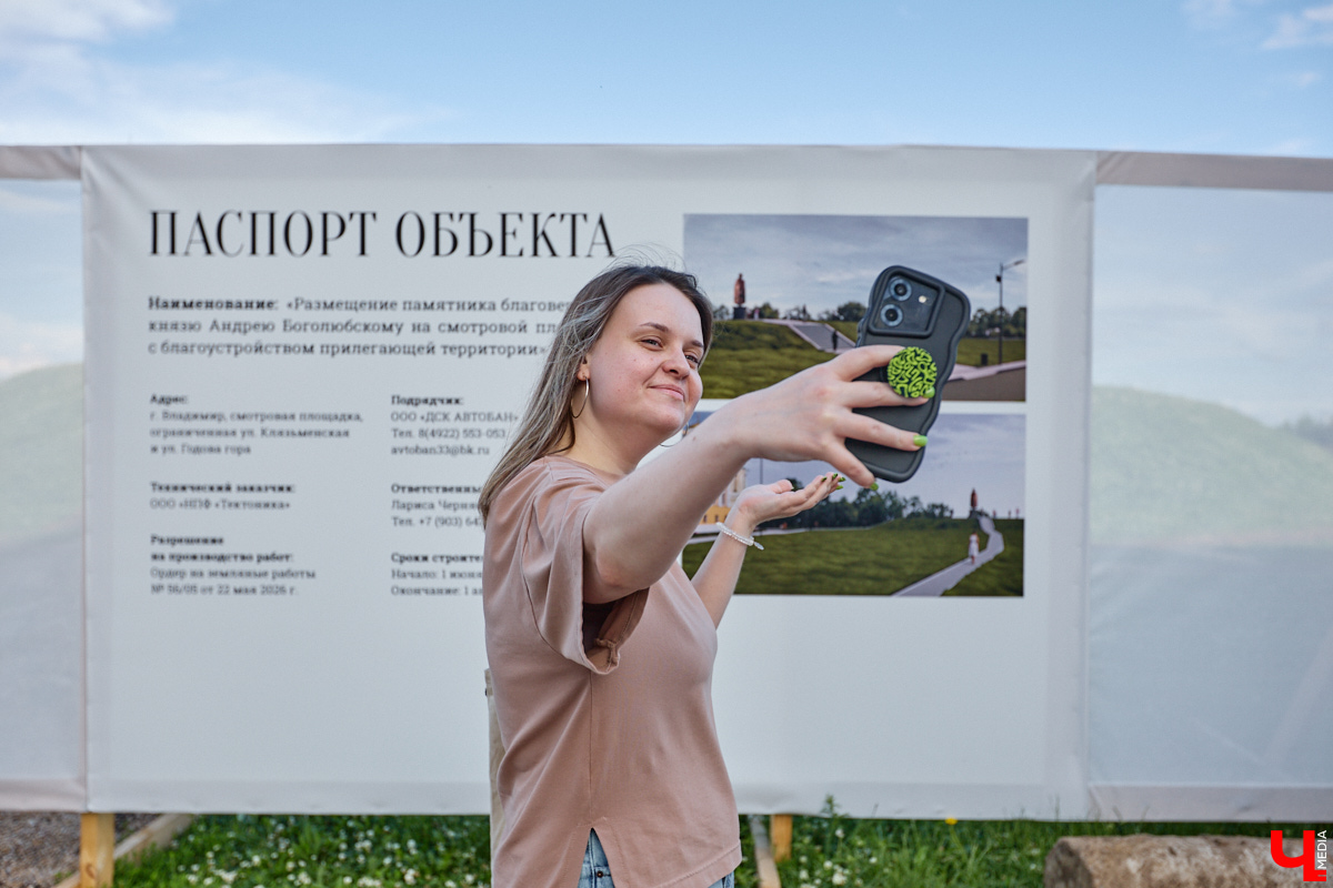 Столица 33-го региона запустила процесс «улучшайзинга» на максимум. Ремонтные работы, кажется, ведутся повсюду. Под замес попали фонтаны, смотровые площадки и памятники. Железные ограды, фасадные сетки и строительные леса явно не добавляют туристической точке лоска. Разве так радушные хозяева встречают гостей? Проведем эксперимент и пройдемся по любимым улочкам, взглянув на «железный Владимир» глазами приезжих.