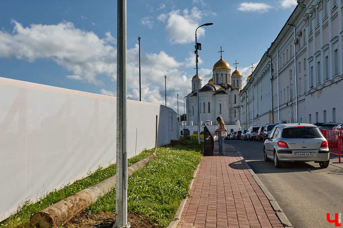 Столица 33-го региона запустила процесс «улучшайзинга» на максимум. Ремонтные работы, кажется, ведутся повсюду. Под замес попали фонтаны, смотровые площадки и памятники. Железные ограды, фасадные сетки и строительные леса явно не добавляют туристической точке лоска. Разве так радушные хозяева встречают гостей? Проведем эксперимент и пройдемся по любимым улочкам, взглянув на «железный Владимир» глазами приезжих.