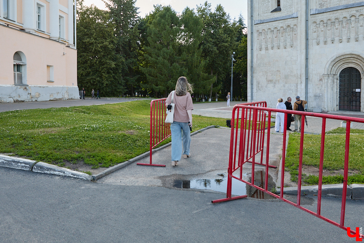 Столица 33-го региона запустила процесс «улучшайзинга» на максимум. Ремонтные работы, кажется, ведутся повсюду. Под замес попали фонтаны, смотровые площадки и памятники. Железные ограды, фасадные сетки и строительные леса явно не добавляют туристической точке лоска. Разве так радушные хозяева встречают гостей? Проведем эксперимент и пройдемся по любимым улочкам, взглянув на «железный Владимир» глазами приезжих.