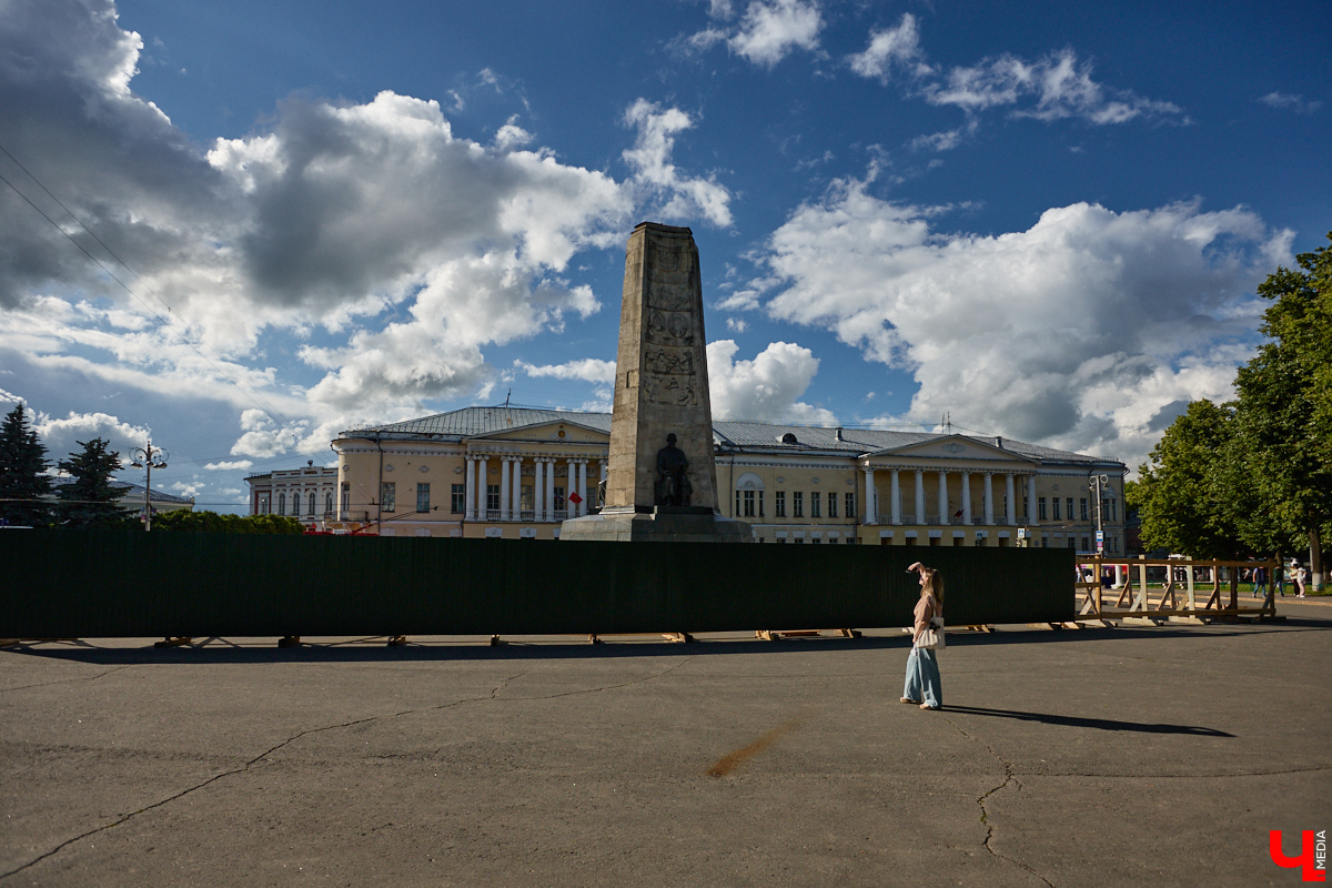 Столица 33-го региона запустила процесс «улучшайзинга» на максимум. Ремонтные работы, кажется, ведутся повсюду. Под замес попали фонтаны, смотровые площадки и памятники. Железные ограды, фасадные сетки и строительные леса явно не добавляют туристической точке лоска. Разве так радушные хозяева встречают гостей? Проведем эксперимент и пройдемся по любимым улочкам, взглянув на «железный Владимир» глазами приезжих.