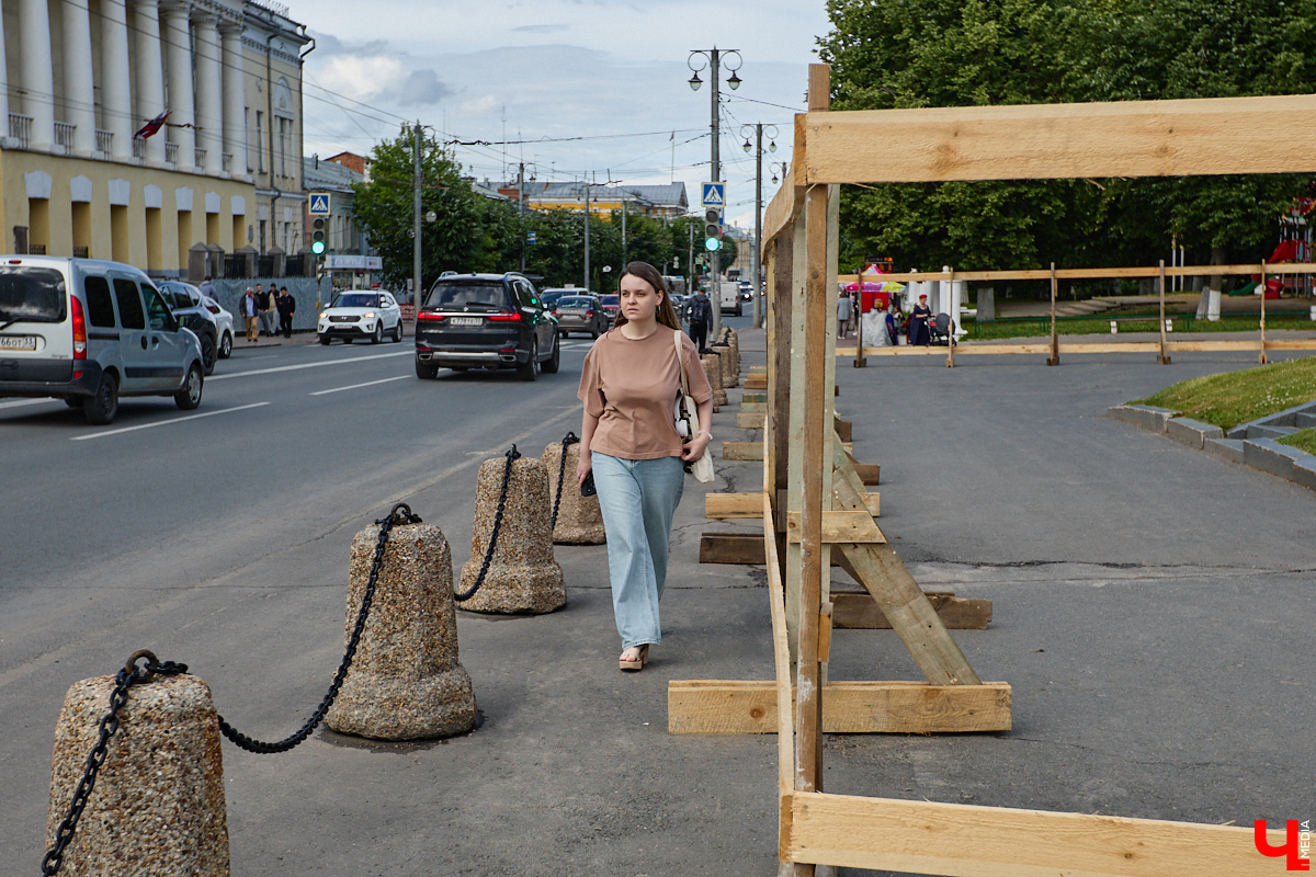 Столица 33-го региона запустила процесс «улучшайзинга» на максимум. Ремонтные работы, кажется, ведутся повсюду. Под замес попали фонтаны, смотровые площадки и памятники. Железные ограды, фасадные сетки и строительные леса явно не добавляют туристической точке лоска. Разве так радушные хозяева встречают гостей? Проведем эксперимент и пройдемся по любимым улочкам, взглянув на «железный Владимир» глазами приезжих.