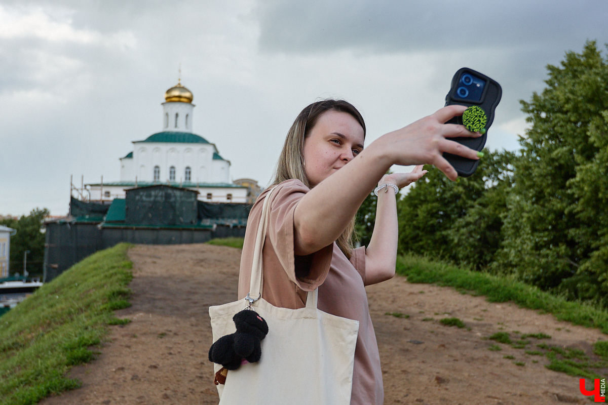Столица 33-го региона запустила процесс «улучшайзинга» на максимум. Ремонтные работы, кажется, ведутся повсюду. Под замес попали фонтаны, смотровые площадки и памятники. Железные ограды, фасадные сетки и строительные леса явно не добавляют туристической точке лоска. Разве так радушные хозяева встречают гостей? Проведем эксперимент и пройдемся по любимым улочкам, взглянув на «железный Владимир» глазами приезжих.