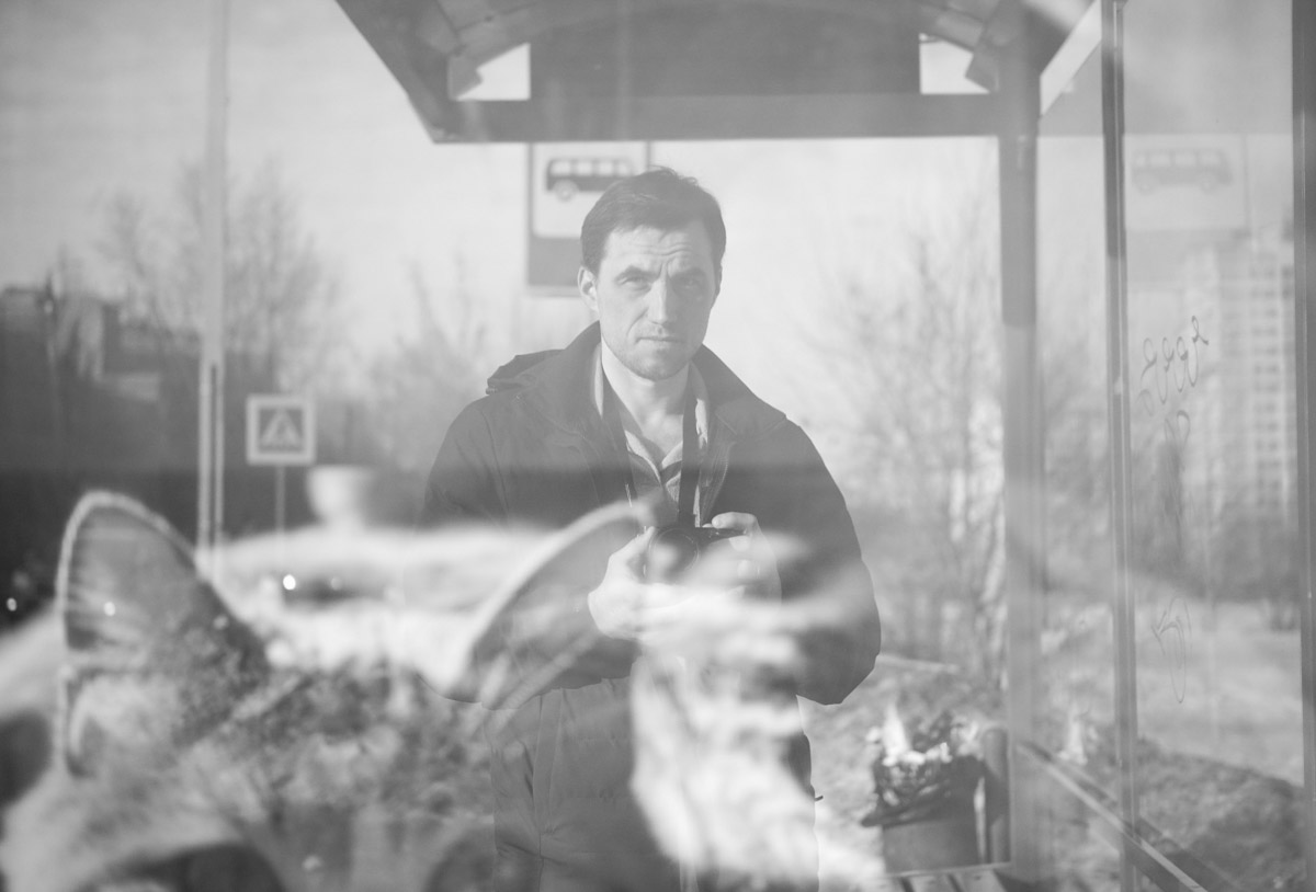 Говорят, что случайные фото являются самыми удачными. Доказать эту гипотезу смог владимирский фотограф Михаил Кудрин. Его идея запечатлеть людей на остановке в родном Юрьевце превратилась в проект «Люди улиц. Пассажиры». И пока местные ждут новый фото-дамп в соцсетях творца, мы решили узнать у него все подробности про снимки лиц соседей по микрорайону.