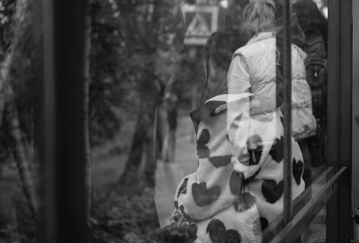 Говорят, что случайные фото являются самыми удачными. Доказать эту гипотезу смог владимирский фотограф Михаил Кудрин. Его идея запечатлеть людей на остановке в родном Юрьевце превратилась в проект «Люди улиц. Пассажиры». И пока местные ждут новый фото-дамп в соцсетях творца, мы решили узнать у него все подробности про снимки лиц соседей по микрорайону.