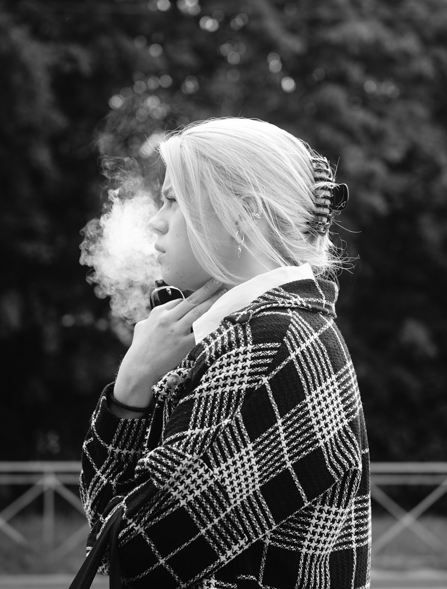 Говорят, что случайные фото являются самыми удачными. Доказать эту гипотезу смог владимирский фотограф Михаил Кудрин. Его идея запечатлеть людей на остановке в родном Юрьевце превратилась в проект «Люди улиц. Пассажиры». И пока местные ждут новый фото-дамп в соцсетях творца, мы решили узнать у него все подробности про снимки лиц соседей по микрорайону.
