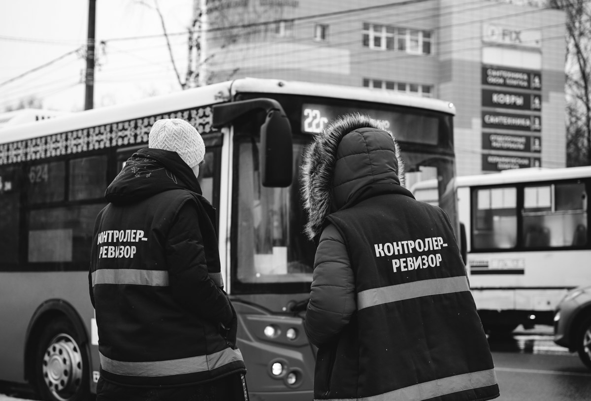 Говорят, что случайные фото являются самыми удачными. Доказать эту гипотезу смог владимирский фотограф Михаил Кудрин. Его идея запечатлеть людей на остановке в родном Юрьевце превратилась в проект «Люди улиц. Пассажиры». И пока местные ждут новый фото-дамп в соцсетях творца, мы решили узнать у него все подробности про снимки лиц соседей по микрорайону.