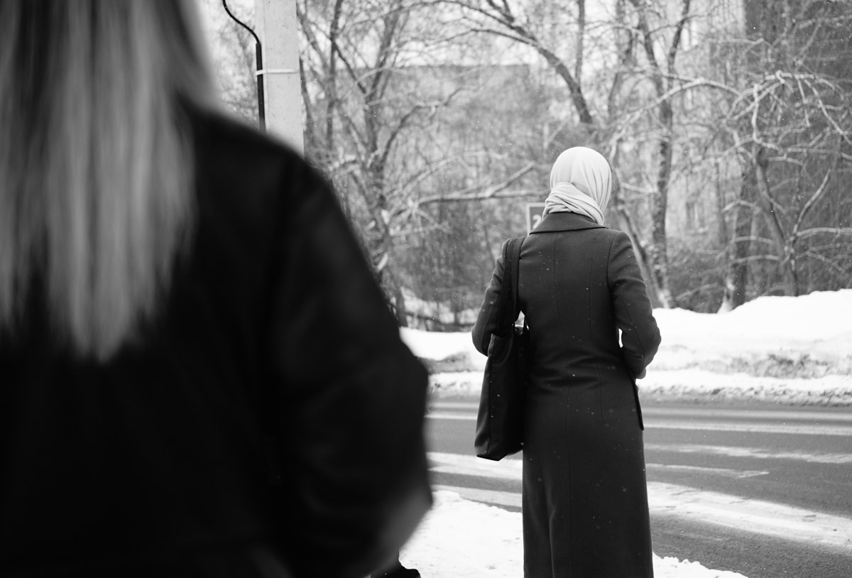 Говорят, что случайные фото являются самыми удачными. Доказать эту гипотезу смог владимирский фотограф Михаил Кудрин. Его идея запечатлеть людей на остановке в родном Юрьевце превратилась в проект «Люди улиц. Пассажиры». И пока местные ждут новый фото-дамп в соцсетях творца, мы решили узнать у него все подробности про снимки лиц соседей по микрорайону.