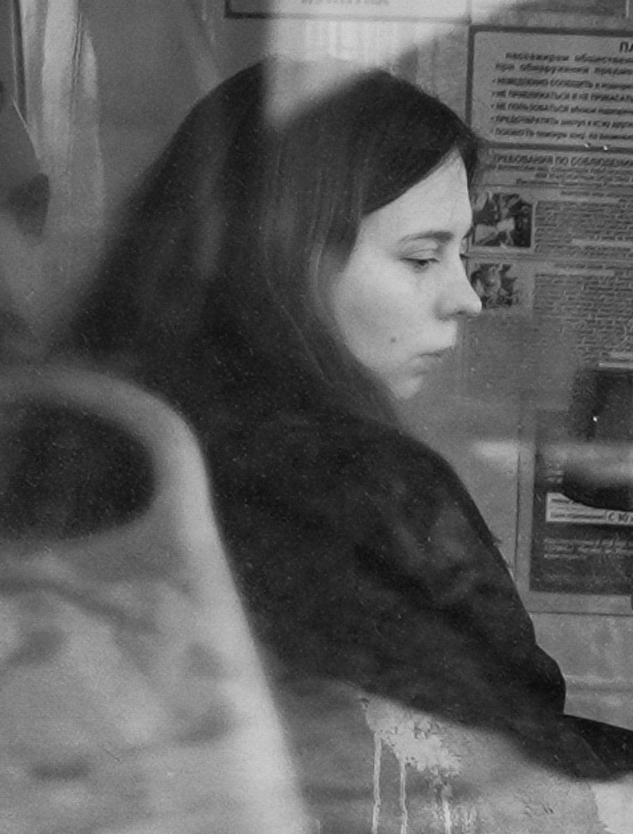 Говорят, что случайные фото являются самыми удачными. Доказать эту гипотезу смог владимирский фотограф Михаил Кудрин. Его идея запечатлеть людей на остановке в родном Юрьевце превратилась в проект «Люди улиц. Пассажиры». И пока местные ждут новый фото-дамп в соцсетях творца, мы решили узнать у него все подробности про снимки лиц соседей по микрорайону.