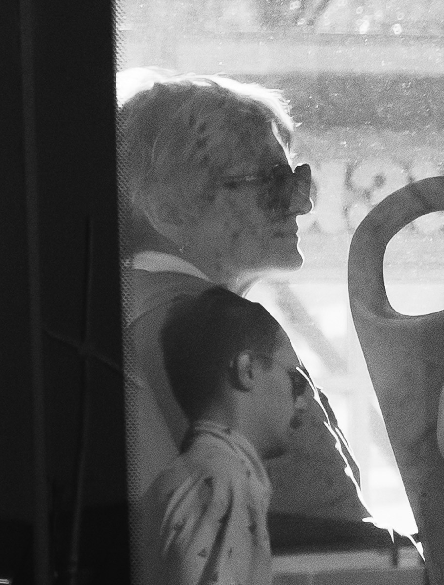 Говорят, что случайные фото являются самыми удачными. Доказать эту гипотезу смог владимирский фотограф Михаил Кудрин. Его идея запечатлеть людей на остановке в родном Юрьевце превратилась в проект «Люди улиц. Пассажиры». И пока местные ждут новый фото-дамп в соцсетях творца, мы решили узнать у него все подробности про снимки лиц соседей по микрорайону.
