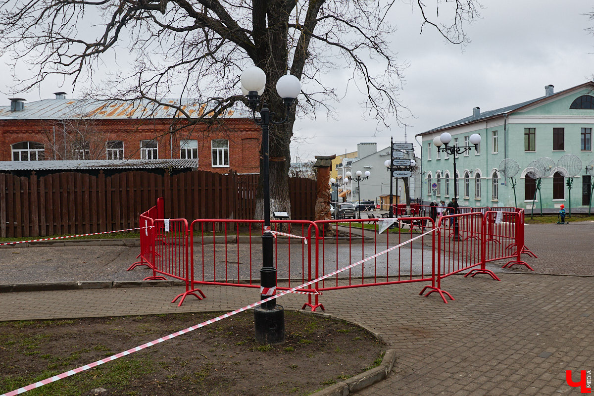 На Георгиевской улице в центре Владимире развернулась самая настоящая медицинская лаборатория. В роли пациента выступил всем известный сказочный дуб. С помощью импульсного томографа провели высокотехнологичный осмотр зеленого долгожителя. Он и определил состояние дерева, которому очень не везет с начала года. «Ключ-Медиа» выяснил все подробности о судьбе столетнего красавца.