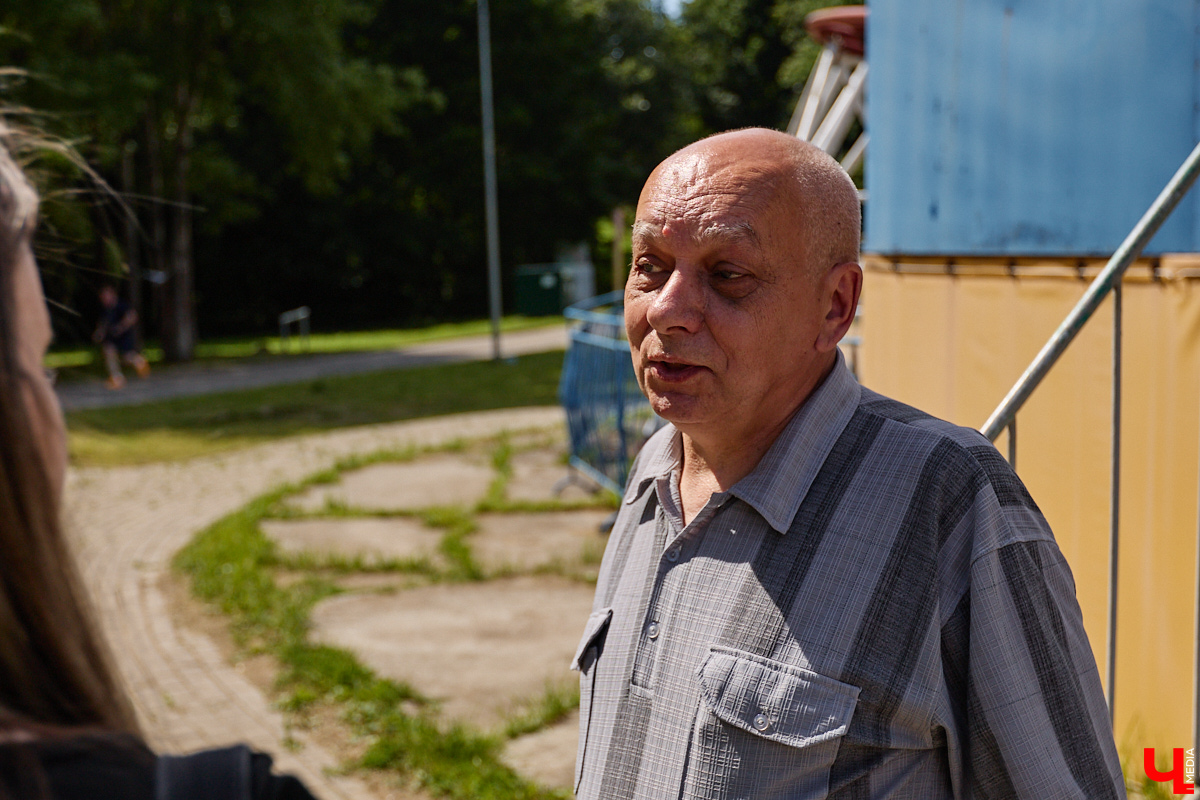 Парк «Дружба» давно стал для владимирцев тем самым местом силы, где можно замедлиться, устроить пикник, покормить белок и прокатиться на аттракционах. «Ключ-Медиа» отправился на прогулку по одной из самых зеленых локаций областного центра, а компанию ему составила заведующая отделом по культурно-массовой работе учреждения Екатерина Герасимова.