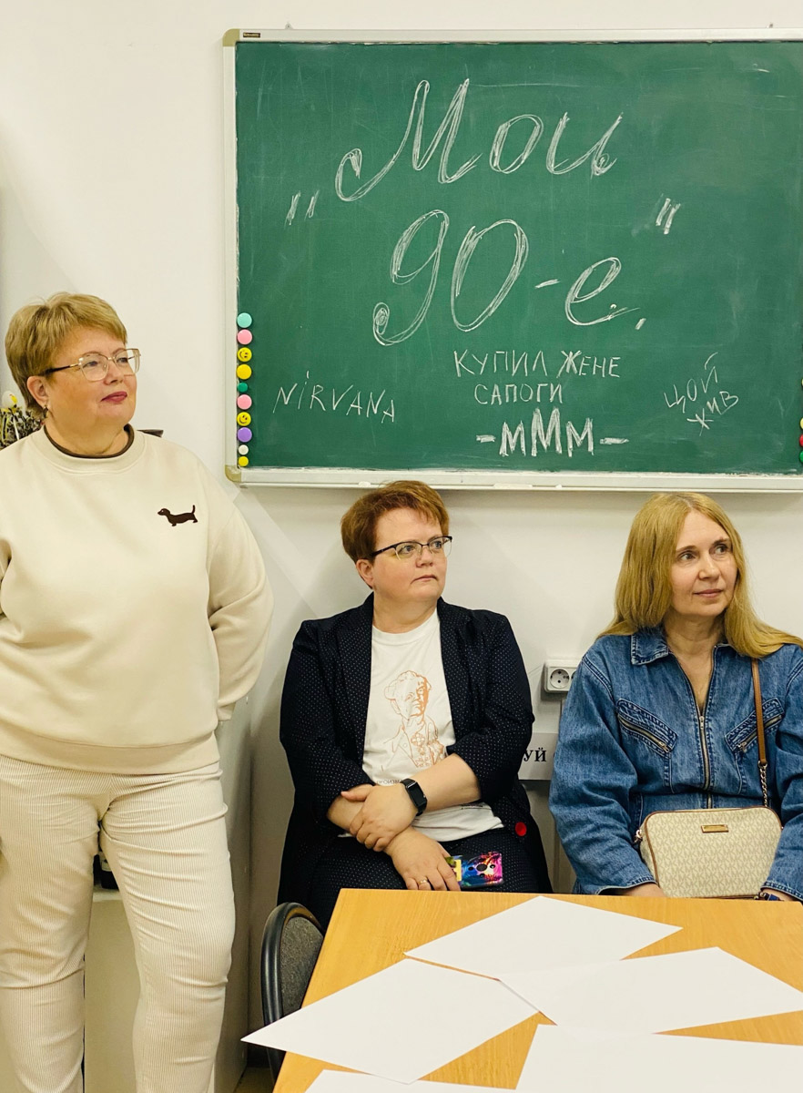 Девяностые часто вспоминают с теплотой. Например, у художницы Анны Дунаевой именно на это время перемен пришлись ключевые события в жизни, да и в целом минувшая эпоха запомнилась ей массой ярких событий. Некоторые моменты она решила отразить в серии картин, создание которой переросло в организацию экспозиции «Мои 90-е».