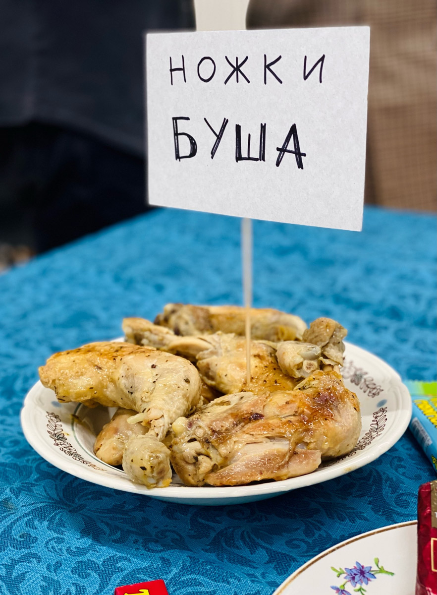 Девяностые часто вспоминают с теплотой. Например, у художницы Анны Дунаевой именно на это время перемен пришлись ключевые события в жизни, да и в целом минувшая эпоха запомнилась ей массой ярких событий. Некоторые моменты она решила отразить в серии картин, создание которой переросло в организацию экспозиции «Мои 90-е».