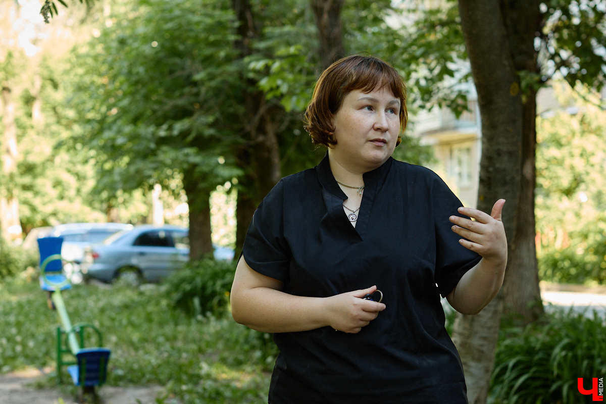 Зооволонтер Марина Собянина признается: когда-то она была «как все». Держала собаку на цепи, не стерилизовала кошек и носила меховой воротник на пальто. Всё изменилось, когда впервые решила помочь со сбором корма для приюта. Подробностями своего прозрения владимирская защитница братьев наших меньших поделилась с «Ключ-Медиа».