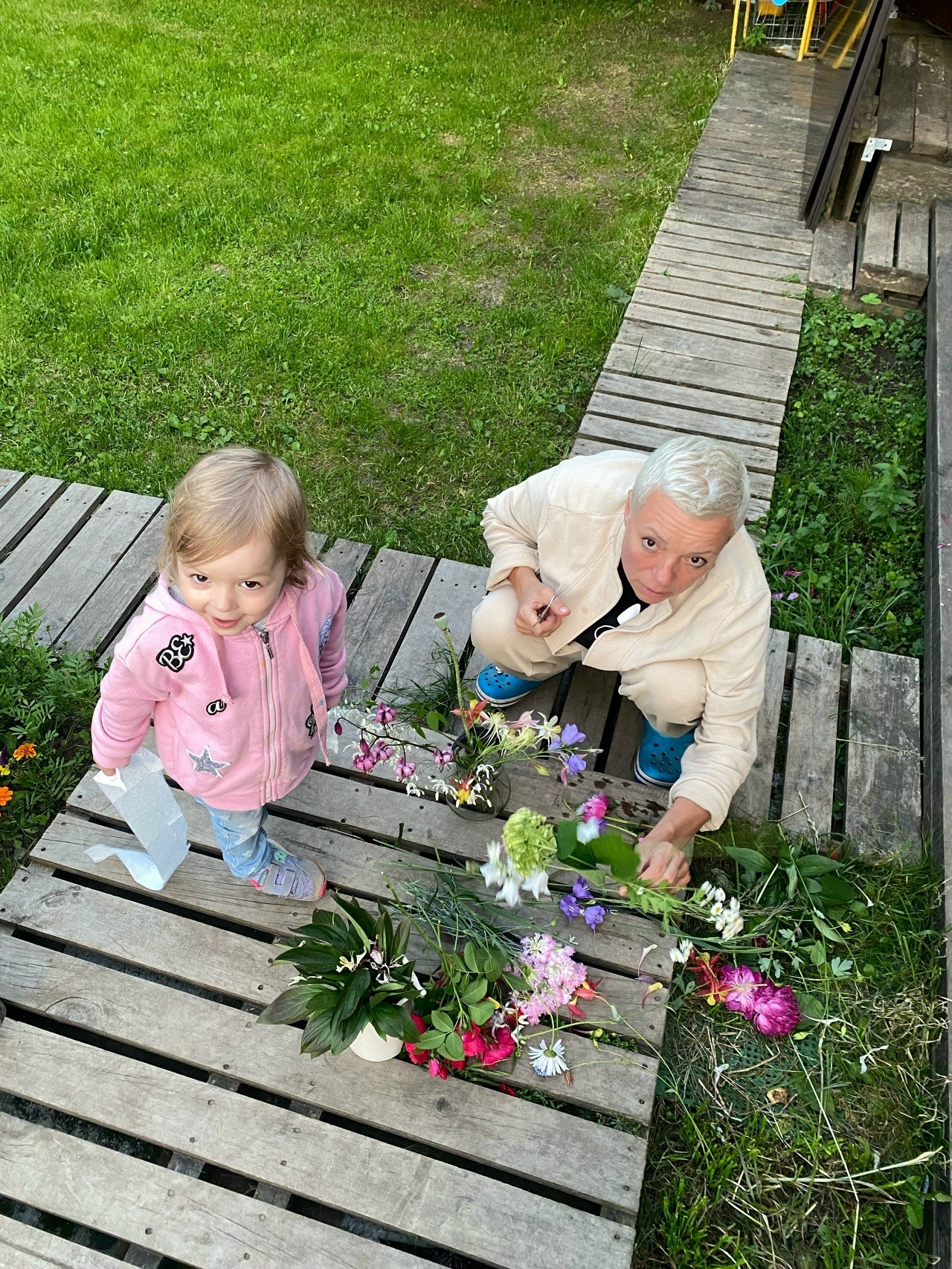Тренд на отдых в старинных домах из сруба в шутку прозвали «избингом». Мы не удержались и придумали ему летний аналог – «огородинг». Всё потому, что блогеры повально потянулись в этом сезоне к своим корням, выбирая вместо морей и зарубежных стран дачные участки в родном регионе. «Ключ-Медиа» пообщался с владимирцами и узнал, кто как проводит время за городом.