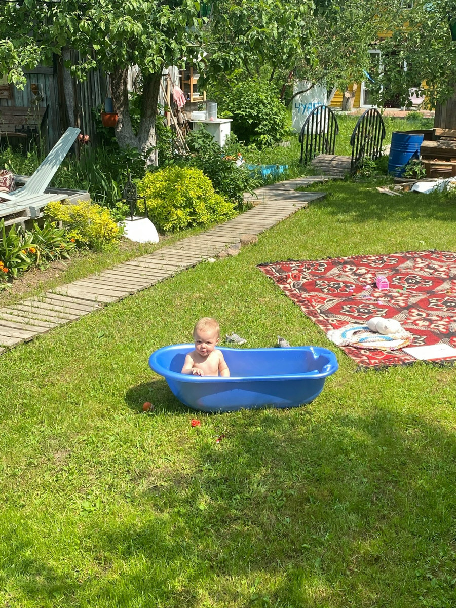 Тренд на отдых в старинных домах из сруба в шутку прозвали «избингом». Мы не удержались и придумали ему летний аналог – «огородинг». Всё потому, что блогеры повально потянулись в этом сезоне к своим корням, выбирая вместо морей и зарубежных стран дачные участки в родном регионе. «Ключ-Медиа» пообщался с владимирцами и узнал, кто как проводит время за городом.