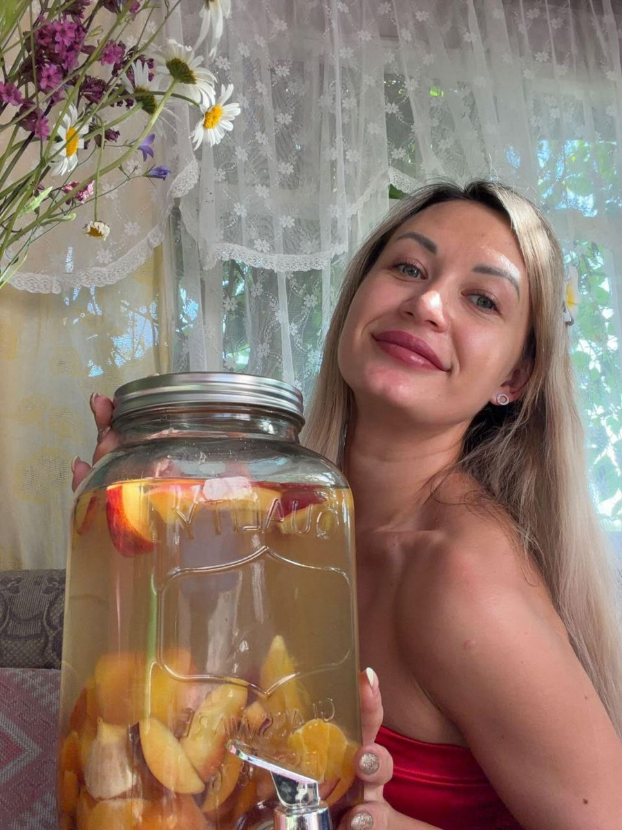 Тренд на отдых в старинных домах из сруба в шутку прозвали «избингом». Мы не удержались и придумали ему летний аналог – «огородинг». Всё потому, что блогеры повально потянулись в этом сезоне к своим корням, выбирая вместо морей и зарубежных стран дачные участки в родном регионе. «Ключ-Медиа» пообщался с владимирцами и узнал, кто как проводит время за городом.