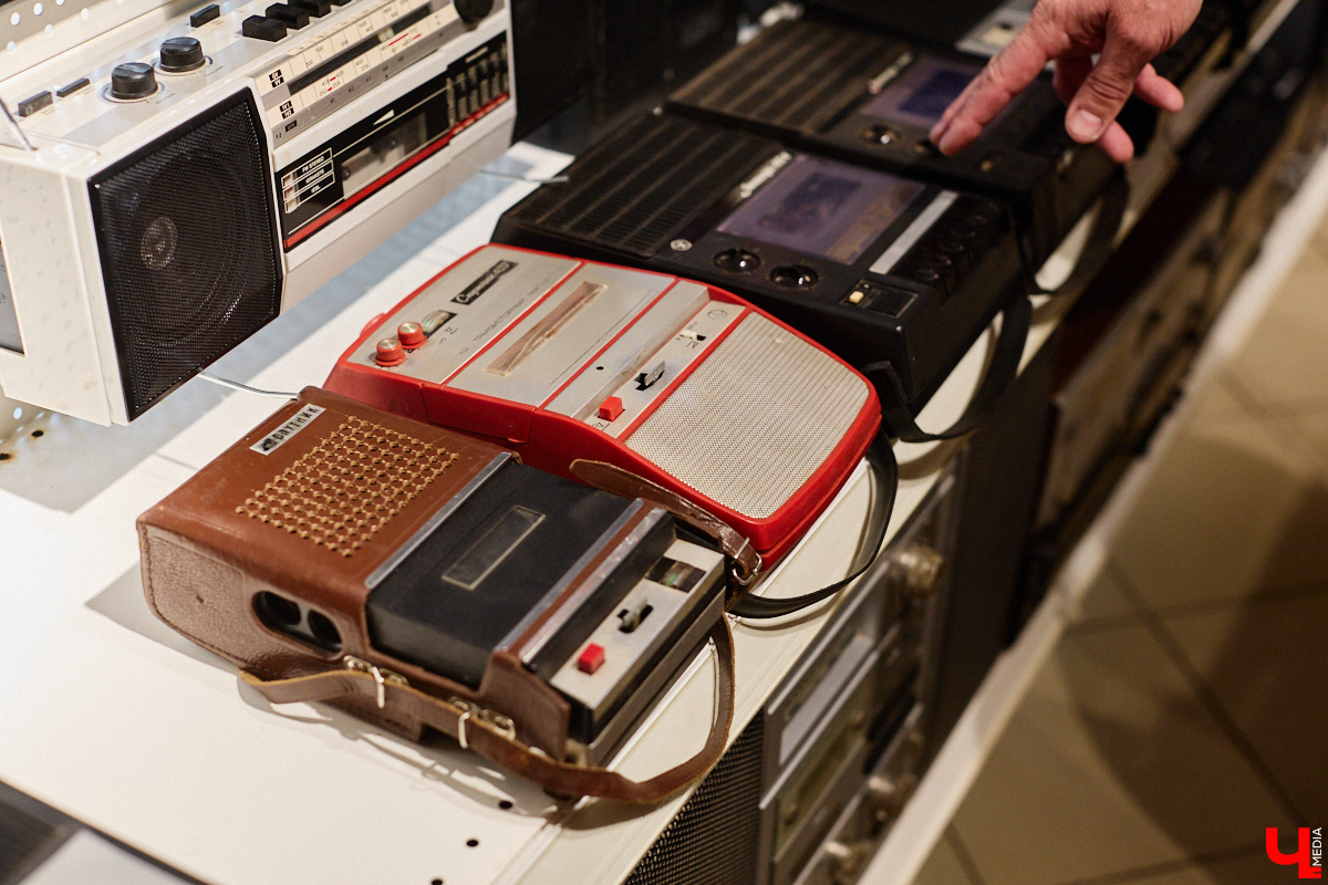 Бизнесмен из Владимира собрал коллекцию советских магнитофонов и открыл частный музей. В списке больше 500 экспонатов из прошлого: от крошечного телевизора до детских магнитофонов и самых дорогих бытовых аудиосистем, произведенных в СССР. Увидеть собрание можно на территории горнолыжного комплекса, который расположен в поселке Садовом Суздальского района. «Ключ-Медиа» уже успел поностальгировать в стенах музея.