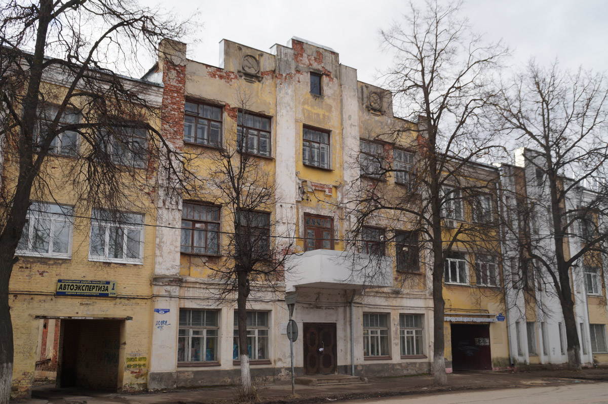 Всё началось с мерча Коврова. Разработала его дизайнер Виктория Песко со своей командой. И чем глубже создатели модных вещей углублялись в тему, тем очевиднее становилось: в городе практически отсутствует турпоток. Эту ситуацию решено было исправить, ведь в третьей оружейной столице России точно есть на что посмотреть.