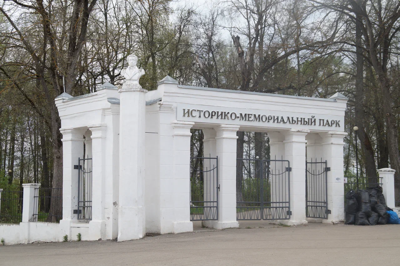 Всё началось с мерча Коврова. Разработала его дизайнер Виктория Песко со своей командой. И чем глубже создатели модных вещей углублялись в тему, тем очевиднее становилось: в городе практически отсутствует турпоток. Эту ситуацию решено было исправить, ведь в третьей оружейной столице России точно есть на что посмотреть.